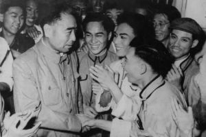 1958年，周恩来总理提出要发展东北地方戏曲。随后，黑龙江省以二人转、拉场戏的音乐为基础，逐步丰富、发展成戏曲形式，1960年8月正式命名为龙江剧。